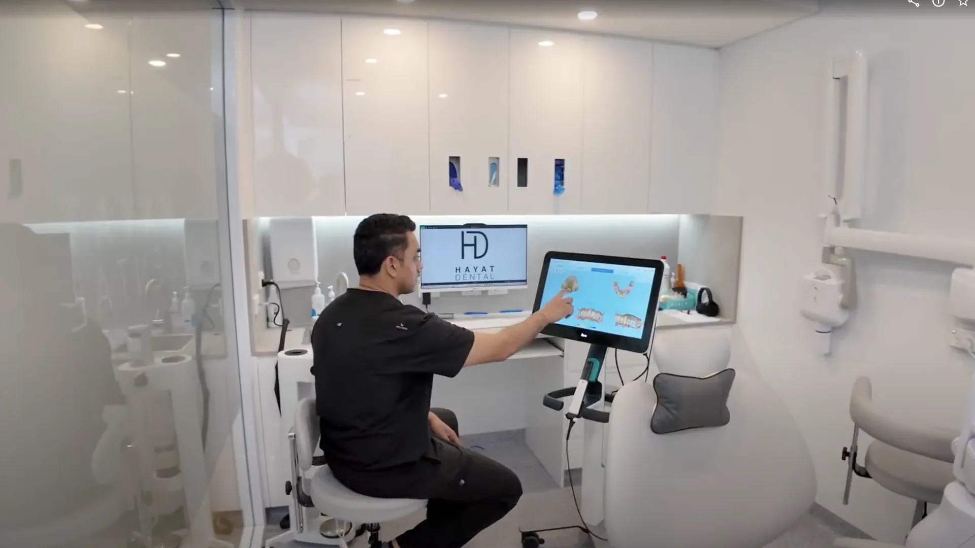 A Hayat Dental dentist reviewing a digital scan